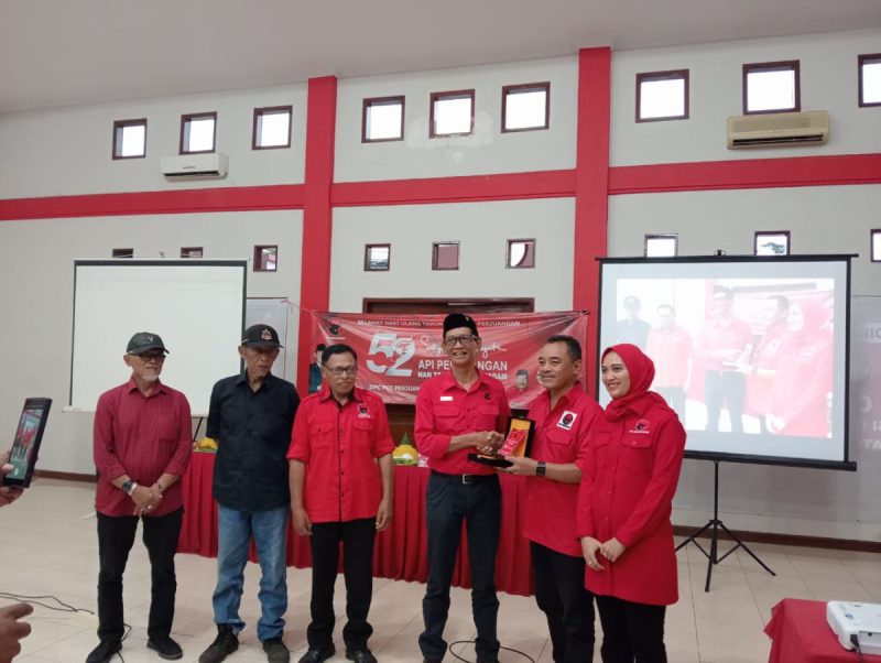 Peringati HUT ke 52, PDIP Kab.Bandung Potong Tumpeng dan Beri Penghargaan ke Para Tokoh Partai