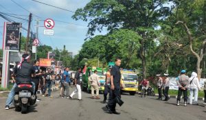 Aksi Pengemudi Truk di Subang, Bikin Jalanan Macet