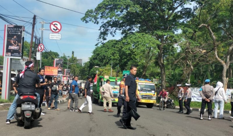Aksi Pengemudi Truk di Subang, Bikin Jalanan Macet
