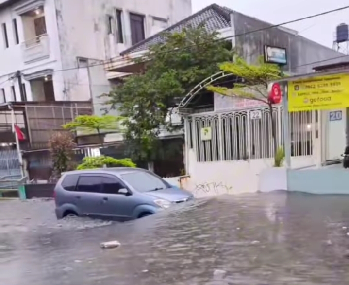 Sejumlah Ruas Jalan Utama di Kota Bandung “Berubah” Jadi Sungai. Ini Daerah Berpotensi Terdampak Bencana Hidrometeorologi Menurut Info BMKG