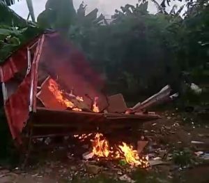 Emak-Emak Wargamekar, Kab.Bandung Merusak dan Membakar Warung Penjual Miras