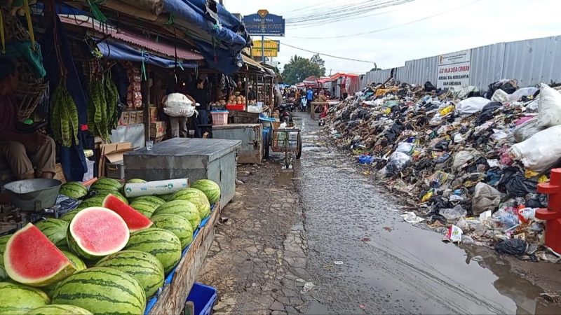 Melintas di Area Proyek Pasar Ciparay Sepertinya Masih Harus “Tutup Hidung”