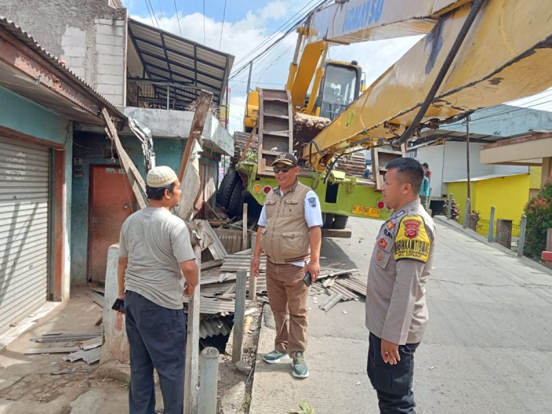 Truk Pengangkut Beko Jalan Mundur dan Tabrak Warung di Kab.Bandung